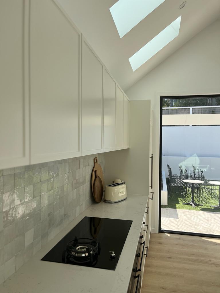 White L Shape Island Kitchen(Close up view)